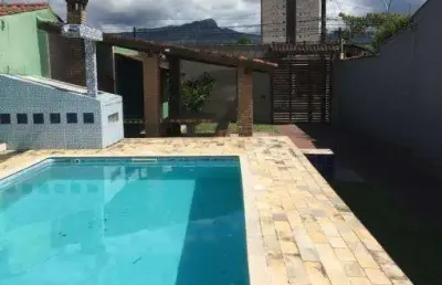 Casa tipo edícula, com piscina e espaço gourmet, perto do mar.