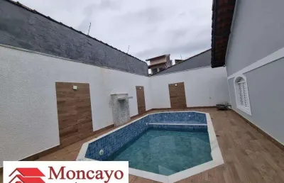 Casa com 4 suítes, piscina, varanda e dois ambientes de sala.