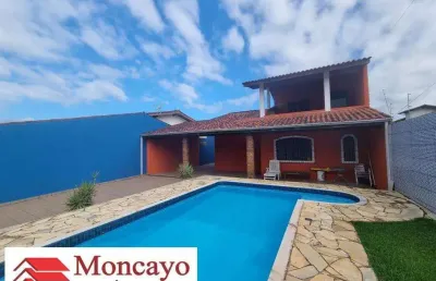 Casa com 3 dormitórios, sendo 2 suítes-piscina e espaço gourmet
