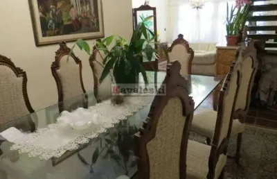 Sobrado isolado em tranquila vila do bairro, com 200 m² de terreno