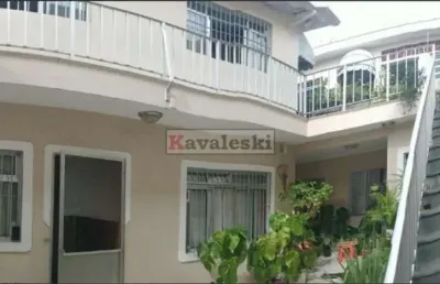 Casa com 02 dormitórios, 01 suite, 4 vagas e 02 salões fundo proximo metrô