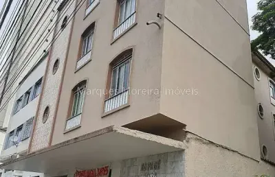Oportunidade de um apartamento de 2 quartos no centro.
