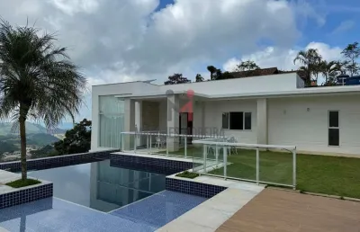 Linda casa com uma vista deslumbrante no parque jardim da serra