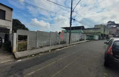 Oportunidade única: lote de 680m² com frente para duas ruas e vista privilegiada