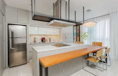 Apartamento em frente ao batalhão no atiradores: 3 quartos, 1 suíte, 2 vagas, 81m², andar alto.