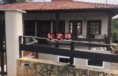 Luxuosa casa em condomínio para locação em vinhedo-sp  5 quartos, 2 suites, 3 salas, 4 banheiros, 10 vagas de garagem  369m².