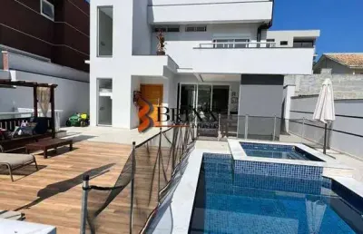 Casa à venda com 03 suítes e piscina, no condomínio real park- arujá