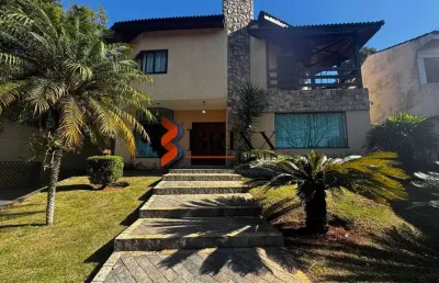 Casa condomínio com 04 quartos e amplo espaço de garagem e espaço gourmet