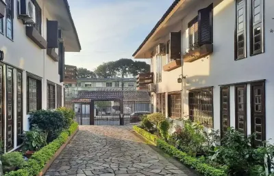 Casa em condomínio com 3 dormitórios, sendo 1 suíte e vaga para dois carros no bairro tristeza