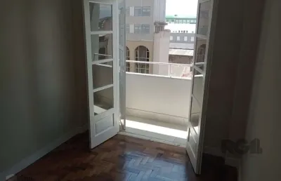 Apartamento com 3 quartos, desocupado no centro histórico.
