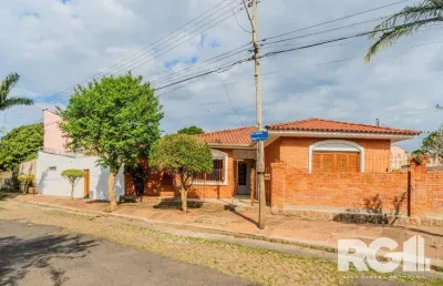 Casa com 3 quartos à venda na Rua Oiampi, 498, Guarujá, Porto Alegre