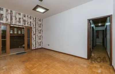 Excelente casa de 150m² com 3 dormitórios e 2 vagas.