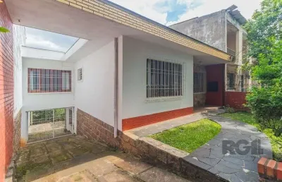 Casa com 3 quartos à venda na Rua Cidade de Uberlândia, 142, Jardim Europa, Porto Alegre