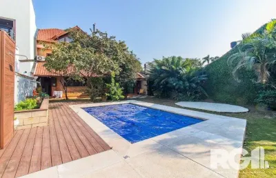 Casa espaçosa com 3 dormitórios, pátio com piscina e 4 vagas