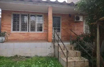 Casa de 2 quartos, com edícula, próximo a av. wenceslau escobar