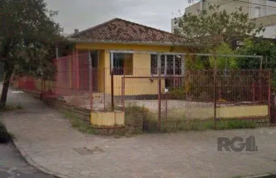 Terreno de esquina com área de 363m² localizado no bairro vila ipiranga em porto alegre/rs.