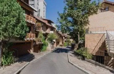 Vende-se ampla casa em condomínio com 3 quartos, suite master, sacada, perto da encol - 292m² - bela vista