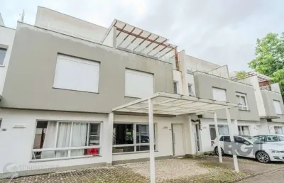 Casa impecável e mobiliada, com 3 niveis, possui 3 dormitórios sendo 1 suíte, 4 banheiros.