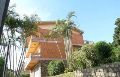 Residência com vista panorâmica espetacular para o guaíba em todos os cômodos da casa, hall de entrada, gabinete, lavabo, living para três ambientes com sacada e vista