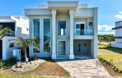 Sobrado neoclássico à venda a beira lago com vista incrível e junto ao mar