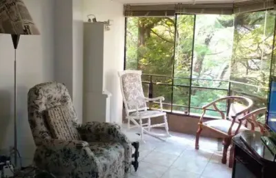 Apartamento de 2 dormitórios, 2 banheiros e 1 vaga de garagem no bairro petrópolis