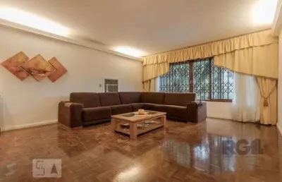Casa com 04 dormitórios no bairro chacara das pedras porto alegre