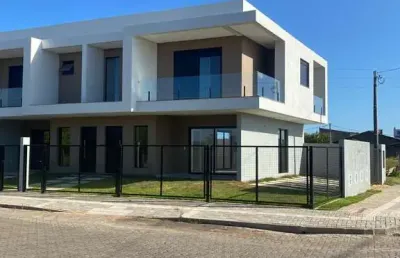 Casa com 03 quartos, sendo 01 suíte na praia da cal