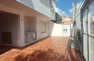 Excelente casa com 03 suítes + apto nos fundos com 01 dor. garagem 3 carros