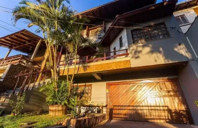 Casa espaçosa com 6 dormitórios e vista incrível no cristo redentor