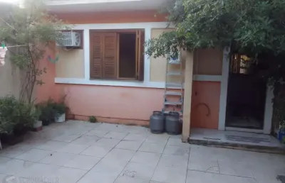 Casa 02 dormitórios com 02 vagas, no bairro hípica, em porto alegre rs.