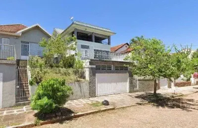 Casa com 167m², 4 dormitórios, 2 suítes, 2 vagas no bairro santa tereza