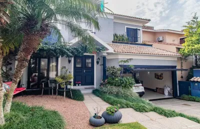Casa de 4 dormitórios em condomínio - 320 m² - 4 vagas de garagem