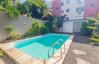 Casa com 255 metros privativos e pátio com piscina no bairro higienópolis