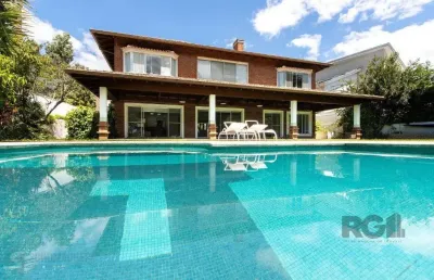 Casa no terra ville com 4 suítes e fundo para o lago.
