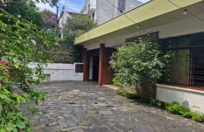 Casa com 243m2 de área privativa, com amplo pátio de 11 x 44, próxima a av. teresópolis