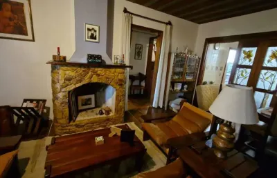 Casa no bairro glória, 2 dormitórios, banheiro, 2 garagens, ensolarada e bem ventilada