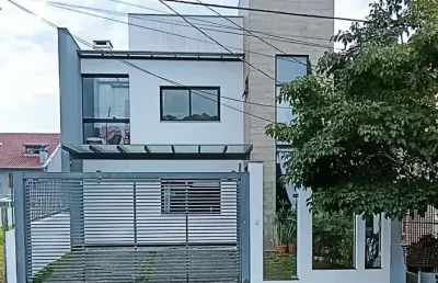 Excelente casa de alvenaria, 4 dormitórios, 2 suítes e 2 vagas de garagem.