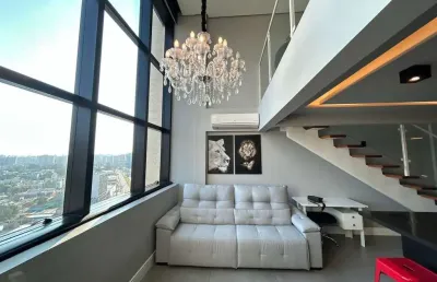 Apartamento duplex a venda, mobiliado e decorado, planta de 57 m2 com 1 dormitório, 2 vagas e 1 depósito.