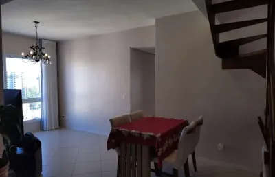 Cobertura de 3 dormitórios, 1 suíte, 2 vagas escrituradas e vista para o guaíba.