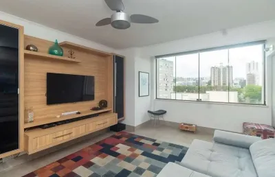 Apartamento mobiliado com 76m², 2 dormitórios e sol da manhã no bairro floresta
