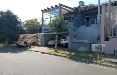 Linda casa no verdes campos com 2 dormitórios sendo 1 suíte e closet, lareira living amplo - amplo pátio com piscina.