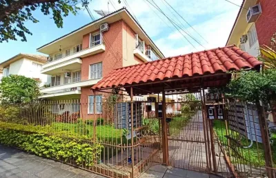 Apartamento reformado de 2 dormitórios com sacada no menino deus, porto alegre