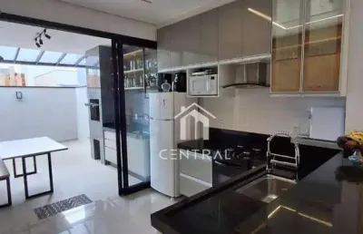 Esplendida casa com planejados em condomínio fechado