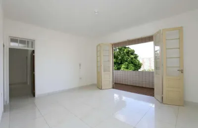 3 dormitórios com 94 privativos com sacada, sol leste, possui 1 vaga