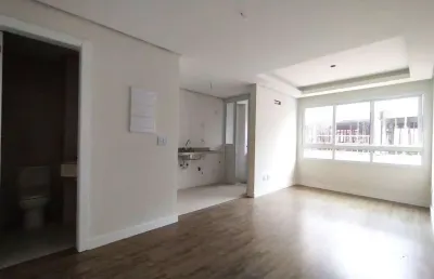 Apartamento 1 dormitório com suíte, cozinha americana, lavabo e amplo living no bom fim!