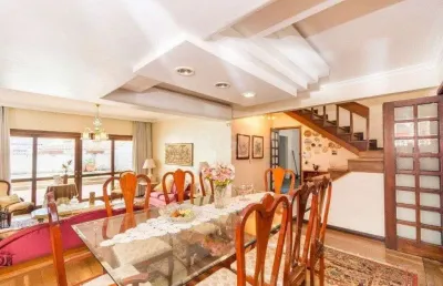 Casa de  333m² com 4 dormitórios, pátio com piscina, espaço gourmet com churrasqueira e 4 vaga de garagem no bairro passo da areia