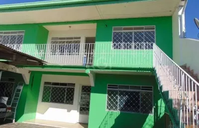 Casa frente, 81,50m2 e 2 apartamento nos fundos térreo e segundo andar.