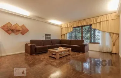 Casa com 04 dormitórios no bairro chacara das pedras porto alegre
