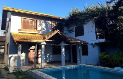 Casa de 365m² - 4 dormitórios sendo 3 suítes e 5 vagas de garagem no bairro partenon