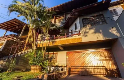 Casa espaçosa com 6 dormitórios e vista incrível no cristo redentor